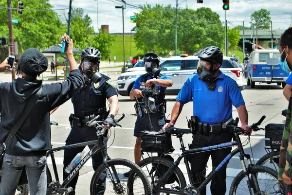 美国俄亥俄州代顿 2020年5月30日警方和特警队官员在一次黑人生活抗议活动中控制了人群 — 图库照片