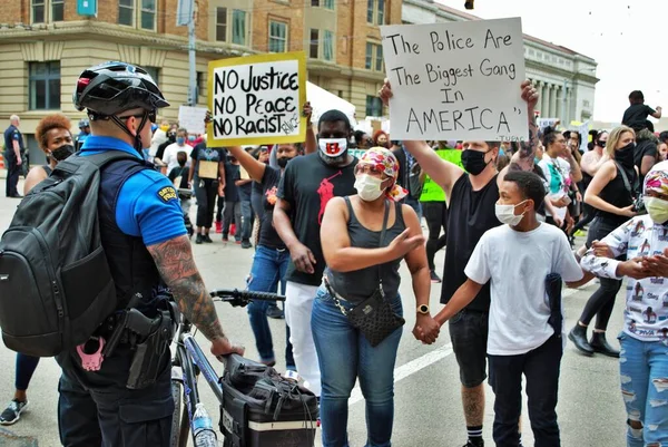 Dayton Ohio United States 2020 Police Swat Officers Controlling Crowd — стоковое фото