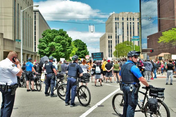 Dayton Ohio Stany Zjednoczone 2020 Policja Funkcjonariusze Swat Kontrolujący Tłum — Zdjęcie stockowe