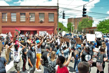 Dayton, Ohio, ABD 05 / 30 / 2020 Siyahların yaşamını protesto eden protestocular sokakta ellerinde tabelalarla yürüyorlar ve maske takıyorlar.