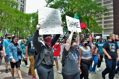 Dayton, Ohio, ABD 05 / 30 / 2020 Siyahların yaşamını protesto eden protestocular sokakta ellerinde tabelalarla yürüyorlar ve maske takıyorlar.