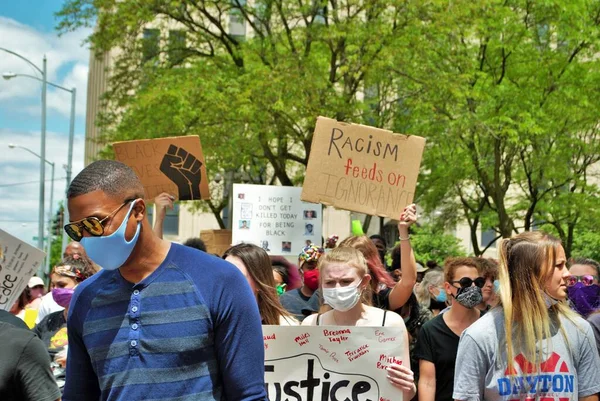 Ντέιτον Οχάιο Ηνωμένες Πολιτείες 2020 Διαδηλωτές Συγκέντρωση Μαύρων Ζωών Παρελαύνουν — Φωτογραφία Αρχείου