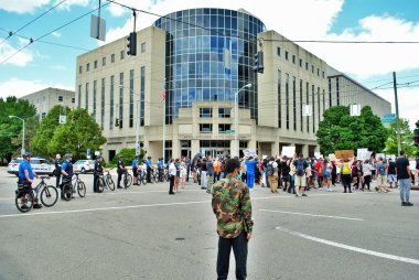 Dayton, Ohio Birleşik Devletleri. 05 / 30 / 2020 Siyahların yaşamını kontrol eden polis memurları protesto ediyor.