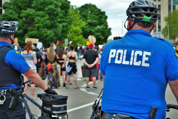 Dayton Ohio Etats Unis 2020 Des Policiers Contrôlent Foule Lors — Photo