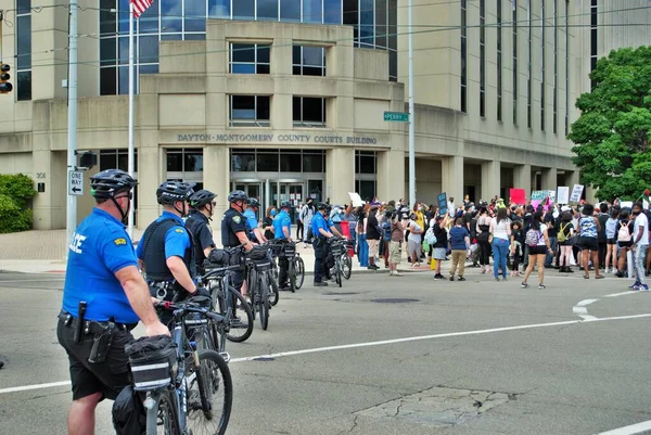 Dayton Ohio Verenigde Staten 2020 Politieagenten Controleren Menigte Een Zwarte — Stockfoto