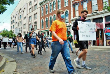 Dayton, Ohio, ABD 05 / 30 / 2020 Siyahi Yaşamı protesto mitinginde protestocular ellerinde levhalar, Ned Peppers 'ın önünde maske takıyorlar.