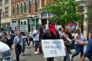 Dayton, Ohio, ABD 05 / 30 / 2020 Siyahi Yaşamı protesto mitinginde protestocular ellerinde levhalar, Ned Peppers 'ın önünde maske takıyorlar.