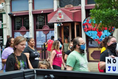 Dayton, Ohio, ABD 05 / 30 / 2020 Siyahi Yaşamı protesto mitinginde protestocular ellerinde levhalar, Ned Peppers 'ın önünde maske takıyorlar.