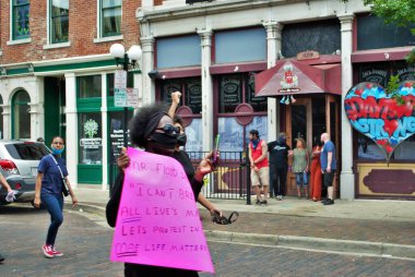 Dayton, Ohio, ABD 05 / 30 / 2020 Siyahi Yaşamı protesto mitinginde protestocular ellerinde levhalar, Ned Peppers 'ın önünde maske takıyorlar.