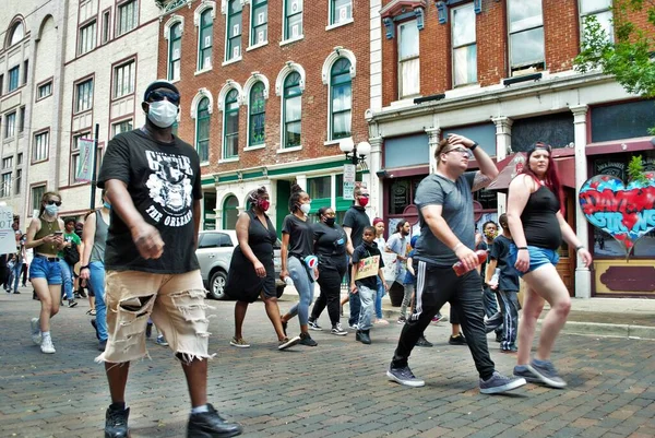 Dayton Ohio Estados Unidos 2020 Manifestantes Comício Vidas Negras Marcham — Fotografia de Stock