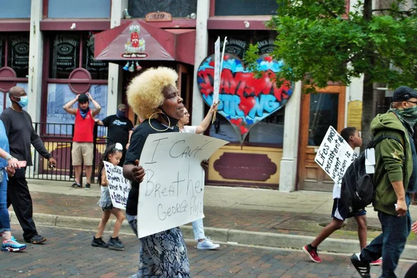 米国オハイオ州デイトン2020年5月30日黒人の生活問題の抗議者達は ネッド ペッパーズの前で看板や仮面をかぶって通りを行進している — ストック写真