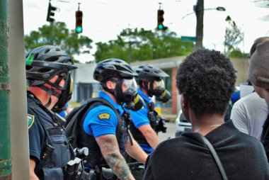 Dayton, Ohio Birleşik Devletleri 05 / 30 / 2020 Polis ve SWAT memurları siyahların yaşamlarını protesto eden kalabalığı kontrol ediyorlar