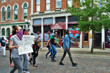 Dayton, Ohio, ABD 05 / 30 / 2020 Siyahi Yaşamı protesto mitinginde protestocular ellerinde levhalar, Ned Peppers 'ın önünde maske takıyorlar.