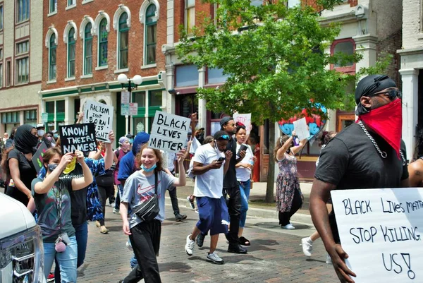 Dayton, Ohio, ABD 05 / 30 / 2020 Siyahi Yaşamı protesto mitinginde protestocular ellerinde levhalar, Ned Peppers 'ın önünde maske takıyorlar.