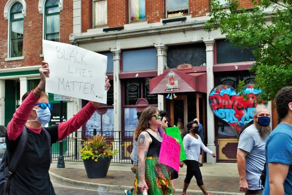 데이튼 Ohio 2020 생활에 항의하는 시위자들은 Ned Peppers 앞에서 마스크를 — 스톡 사진