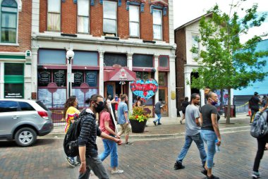 Dayton, Ohio, ABD 05 / 30 / 2020 Siyahi Yaşamı protesto mitinginde protestocular ellerinde levhalar, Ned Peppers 'ın önünde maske takıyorlar.