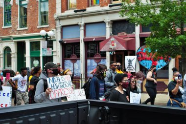 Dayton, Ohio, ABD 05 / 30 / 2020 Siyahi Yaşamı protesto mitinginde protestocular ellerinde levhalar, Ned Peppers 'ın önünde maske takıyorlar.