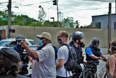 Dayton, Ohio Birleşik Devletleri 05 / 30 / 2020 Polis ve SWAT memurları siyahların yaşamlarını protesto eden kalabalığı kontrol ediyorlar