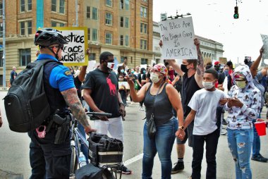 Dayton, Ohio Birleşik Devletleri 05 / 30 / 2020 Polis ve SWAT memurları siyahların yaşamlarını protesto eden kalabalığı kontrol ediyorlar