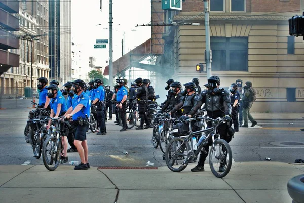 Dayton Ohio Estados Unidos 2020 Policiais Policiais Swat Controlando Multidão — Fotografia de Stock