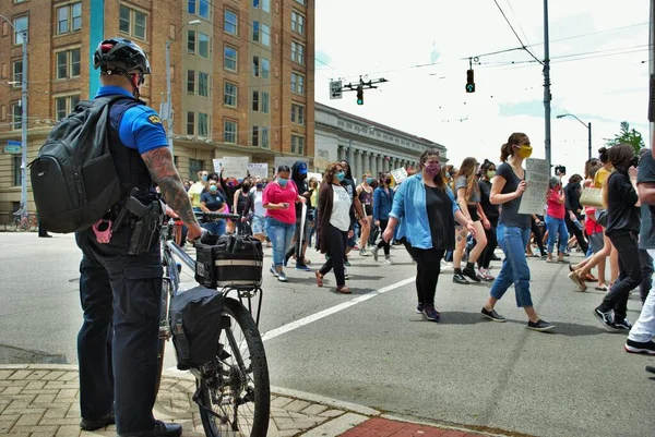 Dayton Ohio Stany Zjednoczone 2020 Policja Funkcjonariusze Swat Kontrolujący Tłum — Zdjęcie stockowe