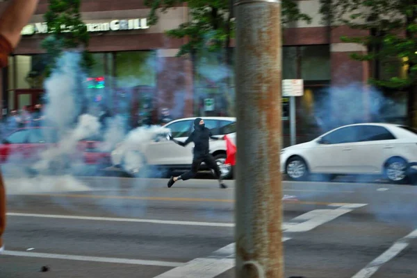 Dayton Ohio Verenigde Staten 2020 Politie Swat Agenten Spuiten Pepperspray — Stockfoto