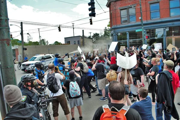 Dayton Ohio Estados Unidos 2020 Policiais Policiais Swat Pulverizando Spray — Fotografia de Stock