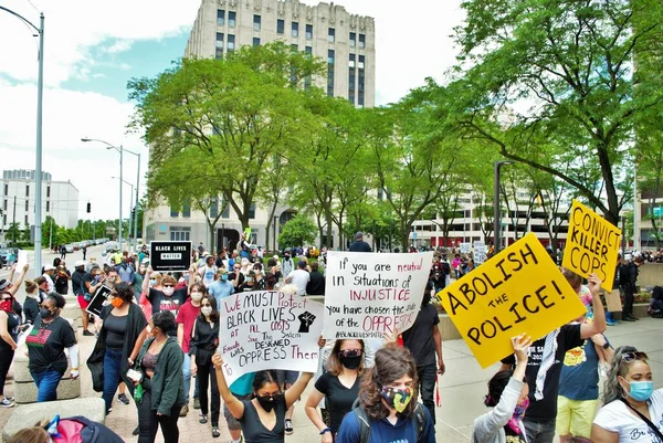 데이튼 Ohio 2020 생활에 항의하는 시위자들은 마스크를 착용하고 거리를 행진하는 — 스톡 사진