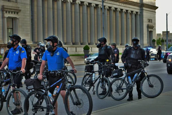 Dayton Ohio Stany Zjednoczone 2020 Policja Funkcjonariusze Swat Kontrolujący Tłum — Zdjęcie stockowe