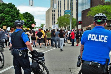 Dayton, Ohio Birleşik Devletleri. 05 / 30 / 2020 Siyahların yaşamını kontrol eden polis memurları protesto ediyor.