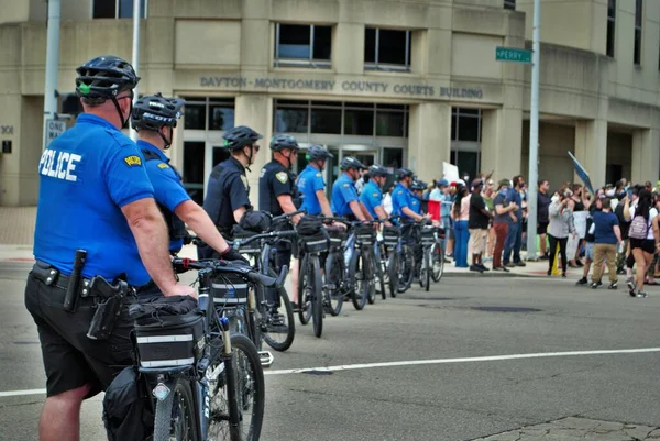 Dayton Ohio United States 2020 Αστυνομικοί Ελέγχουν Πλήθος Διαδήλωση Μαύρων — Φωτογραφία Αρχείου