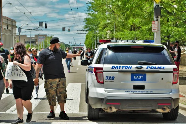 Dayton Ohio Stany Zjednoczone 2020 Policjanci Kontrolujący Tłum Proteście Przeciwko — Zdjęcie stockowe