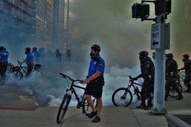 Dayton, Ohio Birleşik Devletleri 05 / 30 / 2020 Polis ve SWAT memurları bir siyah yaşamındaki göz yaşartıcı gaz bulutunun içinden protesto eylemi