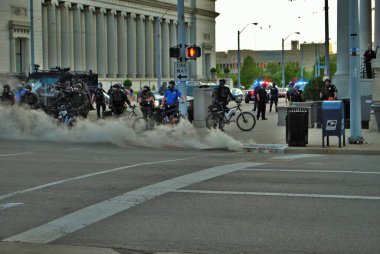 Dayton, Ohio Birleşik Devletleri 05 / 30 / 2020 Polis ve SWAT memurları bir siyah yaşamındaki göz yaşartıcı gaz bulutunun içinden protesto eylemi