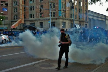 Dayton, Ohio Birleşik Devletleri 05 / 30 / 2020 Polis ve SWAT memurları bir siyah yaşamındaki göz yaşartıcı gaz bulutunun içinden protesto eylemi