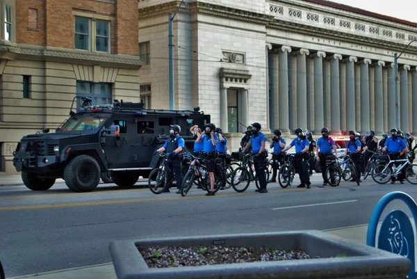 Dayton Ohio Stany Zjednoczone 2020 Policja Funkcjonariusze Swat Kontrolujący Tłum — Zdjęcie stockowe