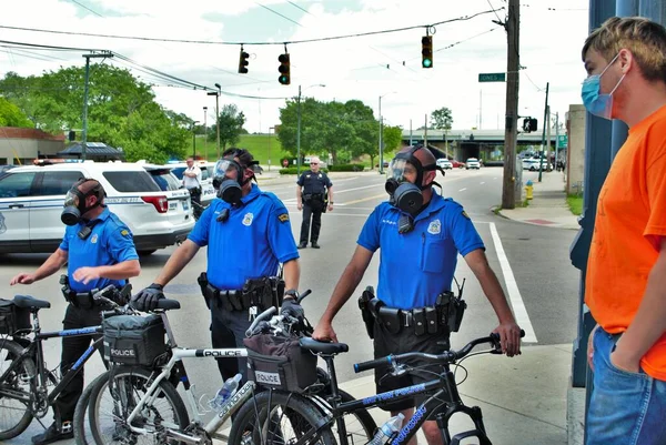 Дейтон Огайо Сша 2020 Поліцейські Swat Офіцери Контролюють Натовп Чорному — стокове фото