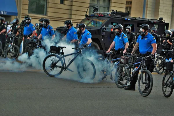 美国俄亥俄州代顿2020年3月5日 美国警察和特警在一片催泪瓦斯的笼罩下抗议黑人的生活 — 图库照片