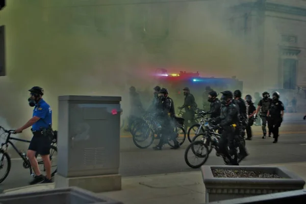Дейтон Огайо Сполучені Штати 2020 Поліцейські Swat Офіцери Через Хмару — стокове фото