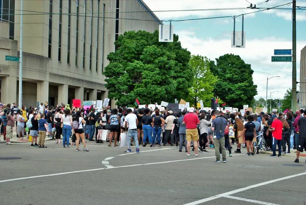 Dayton Ohio Estados Unidos 2020 Manifestantes Comício Vidas Negras Marcham — Fotografia de Stock