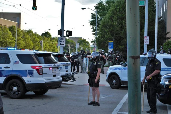 Dayton Ohio Stany Zjednoczone 2020 Policjanci Kontrolujący Tłum Proteście Przeciwko — Zdjęcie stockowe