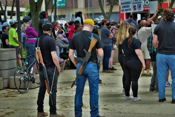 Dayton Ohio Estados Unidos 2020 Manifestantes Portando Armas Mitin Personas — Foto de Stock
