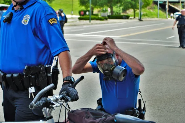 Dayton Ohio United States 2020 Police Officers Putting Gas Masks — Stock Photo, Image