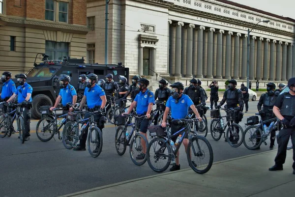 Dayton Ohio États Unis 2020 Des Policiers Enfilent Des Masques — Photo