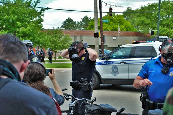 Dayton Ohio États Unis 2020 Des Policiers Enfilent Des Masques — Photo