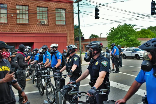 Dayton Ohio Verenigde Staten 2020 Politieagenten Zetten Gasmaskers Pepperspray Traangas — Stockfoto