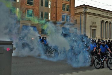 Dayton, Ohio Birleşik Devletleri 05 / 30 / 2020 Polis ve SWAT memurları bir siyah yaşamındaki göz yaşartıcı gaz bulutunun içinden protesto eylemi