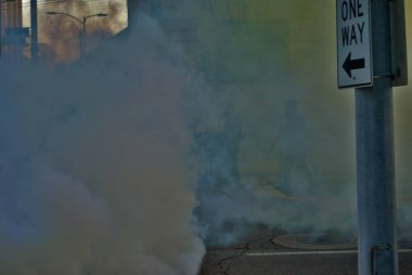 Dayton, Ohio Birleşik Devletleri 05 / 30 / 2020 Polis ve SWAT memurları bir siyah yaşamındaki göz yaşartıcı gaz bulutunun içinden protesto eylemi