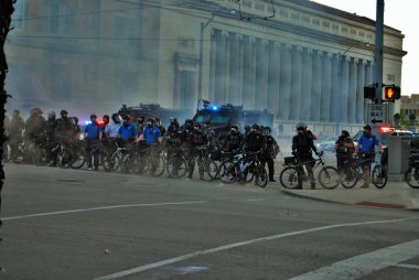 Dayton, Ohio Birleşik Devletleri 05 / 30 / 2020 Polis ve SWAT memurları bir siyah yaşamındaki göz yaşartıcı gaz bulutunun içinden protesto eylemi