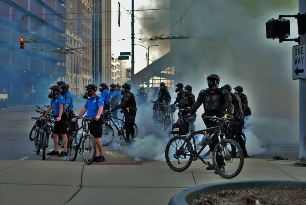 Dayton Ohio Estados Unidos 2020 Policiais Policiais Swat Através Uma — Fotografia de Stock